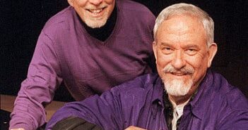 Harvey Schmidt, à direita, com seu colaborador de longa data em teatro musical, Tom Jones, em uma fotografia sem data. Crédito...Carol Rosegg