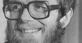 O Dr. Norman Myers começou como professor e depois se tornou fotógrafo da vida selvagem. Enquanto aguardava a apresentação dos animais, ele absorveu uma enorme quantidade de literatura científica. Ele foi fotografado aqui em 1980.Crédito...Denver Post, via Getty Images