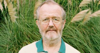 Norman Myers, fotografado em 2007, foi um dos primeiros especialistas a alertar sobre a extinção de espécies. Ele utilizou uma visão ampla da literatura científica para chegar às suas conclusões.Crédito...Pal Hansen