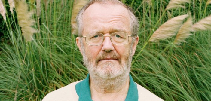 Norman Myers, fotografado em 2007, foi um dos primeiros especialistas a alertar sobre a extinção de espécies. Ele utilizou uma visão ampla da literatura científica para chegar às suas conclusões.Crédito...Pal Hansen