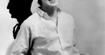 Idelle Weber em seu estúdio em Brooklyn Heights em 1958. Sua estética se encaixava na pop art, mas seu tema girava em torno de papéis sociais codificados. (Crédito...via Hollis Taggart e o Espólio de Idelle Weber)