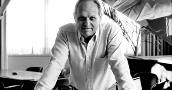 Sr. Charles em 1986. Treinado por eminências como Nadia Boulanger, David Diamond e Aaron Copland, ele originalmente pretendia ser um compositor de música de concerto. (Crédito...Damian Strohmeyer/The Denver Post, via Getty Images)