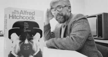 Donald Spoto em 1983. Ele escreveu mais de duas dúzias de livros, mas ficou mais conhecido por sua biografia de Alfred Hitchcock, publicada naquele ano. (Crédito da fotografia: Cortesia United News/Popperfoto, via Getty Images)