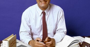 Walter Shapiro em seu escritório na revista Time em 1987. Seus artigos também apareceram na Newsweek, The New Republic, Esquire e Roll Call, entre outros lugares.Crédito...via Getty Images