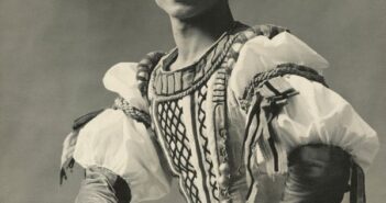 O dançarino Johaar Mosaval em uma foto sem data. Em Londres e além, ele era um artista magnético cujos papéis solo — e a pirotecnia que ele trazia — eram elogiados pela crítica e adorados pelo público. (Crédito da fotografia: Cortesia Coleção Johaar Mosaval, Museu do Sexto Distrito)