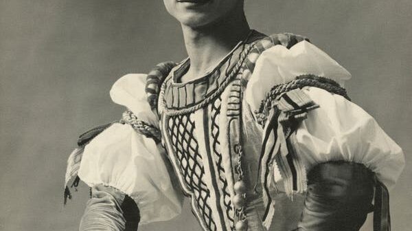 O dançarino Johaar Mosaval em uma foto sem data. Em Londres e além, ele era um artista magnético cujos papéis solo — e a pirotecnia que ele trazia — eram elogiados pela crítica e adorados pelo público. (Crédito da fotografia: Cortesia Coleção Johaar Mosaval, Museu do Sexto Distrito)