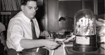 Um dos muitos trabalhos de Richard F. Shepard no The New York Times envolvia acompanhar o noticiário sobre navegação.Crédito...O jornal New York Times