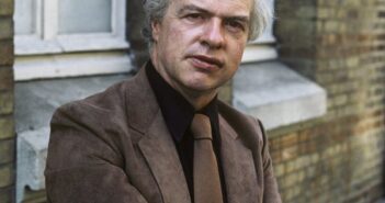 DM Thomas em 1982, um ano após seu romance "O Hotel Branco" se tornar um best-seller inesperado. "Decidi que sou um poeta que às vezes escreve romances", disse ele, "em vez de um romancista que costumava escrever poesia".Crédito...Ulf Andersen/Getty Images