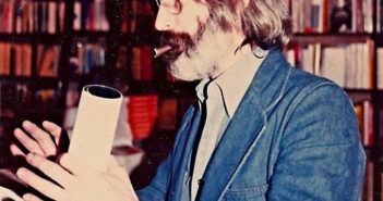 O Sr. Burt Britton em 1979. “Não tenho dúvidas de que sou o maior leitor vivo”, declarou ele certa vez, “pelo menos de ficção”.Crédito...Cristóvão Stephens