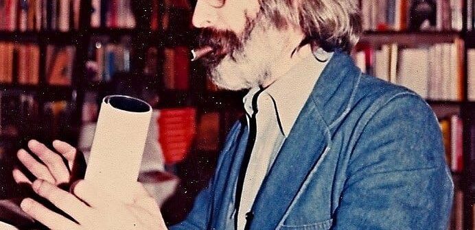 O Sr. Burt Britton em 1979. “Não tenho dúvidas de que sou o maior leitor vivo”, declarou ele certa vez, “pelo menos de ficção”.Crédito...Cristóvão Stephens