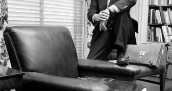 O editor e publicador Jason Epstein em seu escritório na Random House em 1968. Ele poderia ser descrito como um homem de letras com talento para o comércio ou como um homem de negócios com gosto pela boa literatura, e ambas as opções estariam corretas.Crédito...Barton Silverman/The New York Times