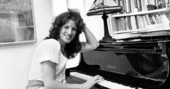 Lucy Simon em 1982. Sua irmã mais nova, Carly, tornou-se uma estrela pop de sucesso após seus dias de dupla folk, e sua irmã mais velha, Joanna, era cantora de ópera. Joanna faleceu um dia antes da morte de Lucy.Crédito...Associated Press