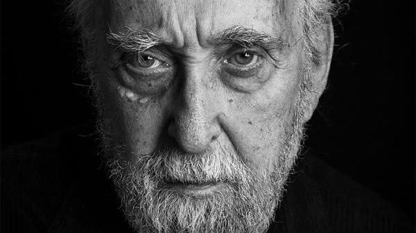 O poeta, tradutor e antologista Jerome Rothenberg em 2019. Ele foi um defensor da poesia indígena e de outras culturas não ocidentais.Crédito...Dirk Skiba