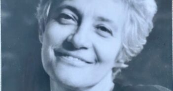 A cineasta russa Marina Goldovskaya em uma foto sem data. Ela frequentemente atuava como uma banda solo, produzindo cerca de 30 documentários — como roteirista, diretora, cinegrafista e produtora.Crédito...via Família Goldovskaya