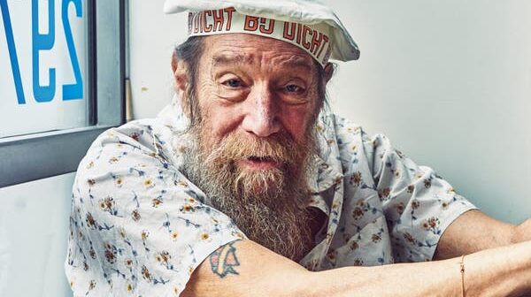 O artista conceitual Lawrence Weiner em seu estúdio em Manhattan em 2018. Ele descreveu seu trabalho como “linguagem + os materiais aos quais se refere”.Crédito...An Rong Xu para o The New York Times