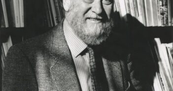 Edmund Keeley em 1993. Ele ajudou a levar a apreciação da literatura e cultura gregas modernas ao mundo de língua inglesa. (Crédito...Randall Hagadorn)