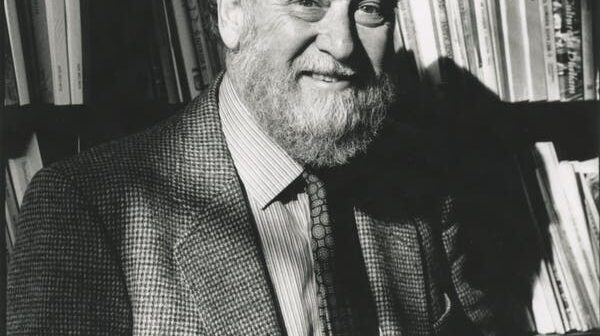 Edmund Keeley em 1993. Ele ajudou a levar a apreciação da literatura e cultura gregas modernas ao mundo de língua inglesa. (Crédito...Randall Hagadorn)