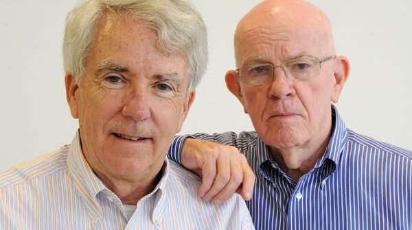 Sr. Donald Barlett e Sr. Steele em 2012. Os dois tinham personalidades muito diferentes, mas compartilhavam um desejo comum de erradicar a corrupção.Crédito...Clem Murray/Philadelphia Enquirer