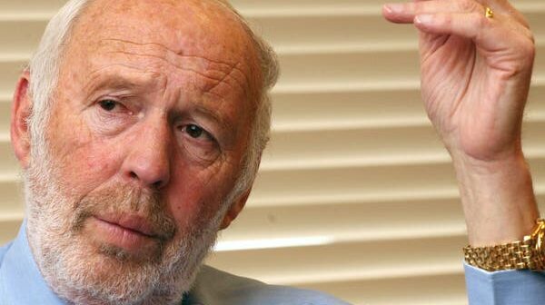 Jim Simons 2007. Depois de publicar estudos inovadores em matemática avançada, ele decidiu aplicar sua genialidade a um assunto mais prosaico: ganhar o máximo de dinheiro que pudesse.Crédito...Mark Lennihan/Associated Press
