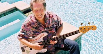 O Sr. Wilson em sua casa em Beverly Hills, Califórnia, em 2004, ano em que foi lançada uma versão reconstruída de seu álbum "Smile". Originalmente, a ideia era que fosse a continuação de "Pet Sounds". Crédito...Marissa Roth para o The New York Times