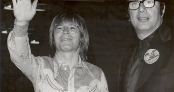 John Denver, à esquerda, e Milt Okun.Crédito...Arquivo Okun