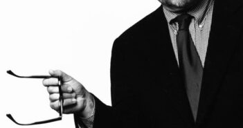 Richard Howard em 1995. Ele fez o venerável gênero do monólogo dramático falar com uma voz moderna.Crédito...Jack Mitchell/Getty Images