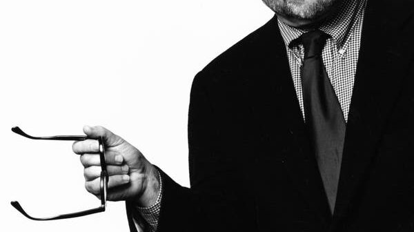 Richard Howard em 1995. Ele fez o venerável gênero do monólogo dramático falar com uma voz moderna.Crédito...Jack Mitchell/Getty Images