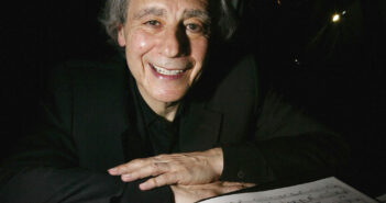 Sr. Lalo Schifrin em 2003. (Crédito da fotografia: Cortesia © Copyright All Rights Reserved/ Mark Mainz/Getty Images ®/ REPRODUÇÃO/ TODOS OS DIREITOS RESERVADOS)