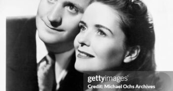 CERCA DE 1955: A dupla de cantores e compositores Les Paul e Mary Ford posa para um retrato por volta de 1955. (Foto de Michael Ochs Archives/Getty Images)