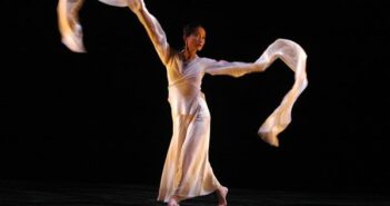 Nai-Ni Chen se apresentando em “Passage to the Silk River” no Fall for Dance Festival do New York City Center em 2005. “Gosto de integrar as duas estéticas, oriental e ocidental”, disse certa vez a Sra. Chen, que fundou a companhia que leva seu nome.Crédito...Stephanie Berger para o The New York Times