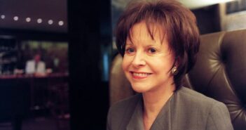 Sra. Marguerite Littman em 1999 no Bemelmans Bar do Carlyle Hotel, em Nova York. Ela morou na cidade por um tempo, trabalhando em revistas femininas e auxiliando o fotógrafo Richard Avedon. (Crédito...Rebecca Cooney para o The New York Times)