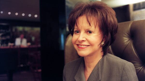 Sra. Marguerite Littman em 1999 no Bemelmans Bar do Carlyle Hotel, em Nova York. Ela morou na cidade por um tempo, trabalhando em revistas femininas e auxiliando o fotógrafo Richard Avedon. (Crédito...Rebecca Cooney para o The New York Times)