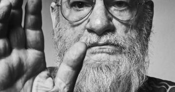 O artista Dan Graham em 2017. Em uma carreira prolífica, ele cobriu uma gama estonteante de gêneros, tão variados quanto escultura, arquitetura e “ópera rock de marionetes”.Crédito...Sebastião Kim