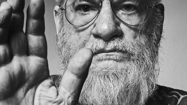 O artista Dan Graham em 2017. Em uma carreira prolífica, ele cobriu uma gama estonteante de gêneros, tão variados quanto escultura, arquitetura e “ópera rock de marionetes”.Crédito...Sebastião Kim