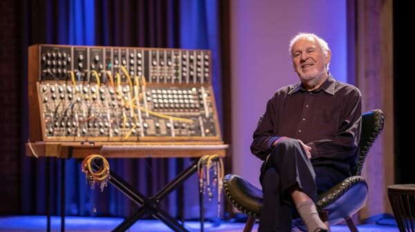 Herbert Deutsch em 2018 com um sintetizador Moog antigo. Trabalhando com Robert Moog, ele abriu novas fronteiras na música eletrônica.Crédito...Moog Music Inc.