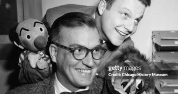 ESTADOS UNIDOS - CIRCA 1950: Burr Tillstrom (acima) posa com Dave Garroway (de óculos) por ocasião da aparição de Garroway no programa de televisão Kukla, Fran e Ollie, Chicago, por volta da década de 1950. (Foto do Museu de História de Chicago/Getty Images)