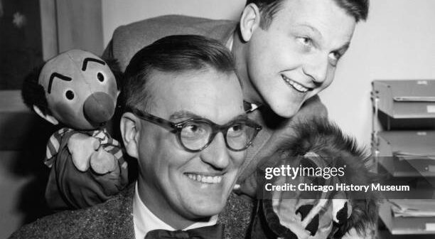 ESTADOS UNIDOS - CIRCA 1950: Burr Tillstrom (acima) posa com Dave Garroway (de óculos) por ocasião da aparição de Garroway no programa de televisão Kukla, Fran e Ollie, Chicago, por volta da década de 1950. (Foto do Museu de História de Chicago/Getty Images)