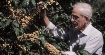 Alcides Carvalho: nascido em 1913, em Piracicaba, interior de São Paulo, Carvalho cresceu em uma fazenda de café, o que despertou seu interesse pela agronomia