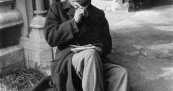 O escritor barbadense George Lamming em Londres em 1951. Ele foi um das centenas de milhares de caribenhos que migraram para a Grã-Bretanha depois que o governo decidiu, em 1948, que eles eram cidadãos britânicos. (Crédito da fotografia: Cortesia George Douglas/Getty Images)