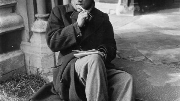 O escritor barbadense George Lamming em Londres em 1951. Ele foi um das centenas de milhares de caribenhos que migraram para a Grã-Bretanha depois que o governo decidiu, em 1948, que eles eram cidadãos britânicos. (Crédito da fotografia: Cortesia George Douglas/Getty Images)