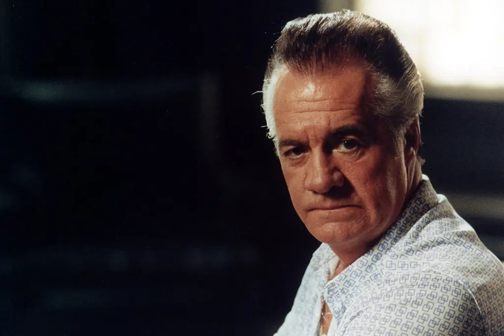Tony Sirico como o gangster Paulie Walnuts na série da HBO “The Sopranos”. (Crédito da fotografia: Cortesia © Copyright All Rights Reserved/ Barry Wetcher/HBO ®/ REPRODUÇÃO/ TODOS OS DIREITOS RESERVADOS)