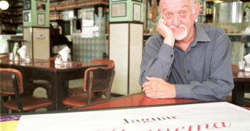 O cartunista Jaguar mostra livro que escreveu com memórias sobre o bairro de Ipanema, no Rio de Janeiro. Foto tirada em dezembro de 2000. (Crédito da fotografia: Cortesia © Copyright All Rights Reserved/ Celso Junior/Estadão ®/ REPRODUÇÃO/ TODOS OS DIREITOS RESERVADOS)