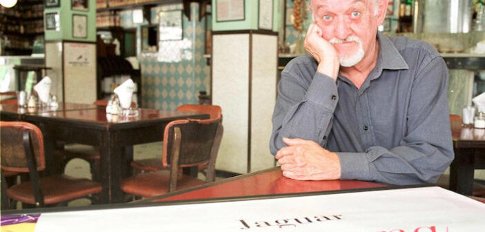 O cartunista Jaguar mostra livro que escreveu com memórias sobre o bairro de Ipanema, no Rio de Janeiro. Foto tirada em dezembro de 2000. (Crédito da fotografia: Cortesia © Copyright All Rights Reserved/ Celso Junior/Estadão ®/ REPRODUÇÃO/ TODOS OS DIREITOS RESERVADOS)