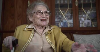 A vice-presidente da organização de direitos humanos Avós da Praça de Maio Rosa Tarlovsky de Roisinblit, durante entrevista à agência AFP em Bunos Aires, em 2016. (Crédito da fotografia: Cortesia © Copyright All Rights Reserved/ Juan Mabromata - 20.jul.16/AFP ®/ REPRODUÇÃO/ TODOS OS DIREITOS RESERVADOS)