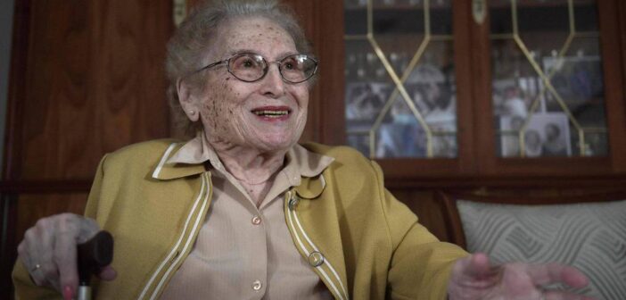 A vice-presidente da organização de direitos humanos Avós da Praça de Maio Rosa Tarlovsky de Roisinblit, durante entrevista à agência AFP em Bunos Aires, em 2016. (Crédito da fotografia: Cortesia © Copyright All Rights Reserved/ Juan Mabromata - 20.jul.16/AFP ®/ REPRODUÇÃO/ TODOS OS DIREITOS RESERVADOS)