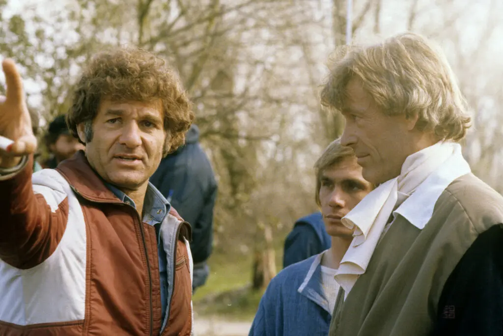 Richard Rush, à esquerda, dirigindo os atores Steve Railsback e Peter O'Toole no set de “The Stunt Man” (1980), pelo qual Rush foi indicado ao Oscar. (Crédito da fotografia: Cortesia © Copyright All Rights Reserved/ Managed/ Direitos autorais: Divulgação/ Twenieth Century Fox, via Photofest ®/ REPRODUÇÃO/ TODOS OS DIREITOS RESERVADOS)