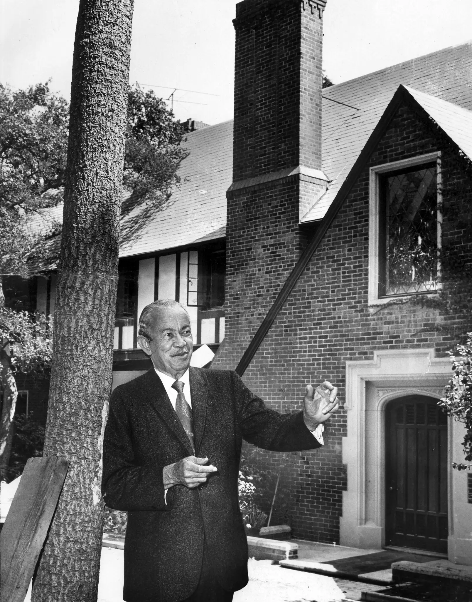 Williams em 1970 em uma mansão Tudor que ele projetou no bairro de Bel-Air, em Los Angeles, em 1928. A mansão foi restaurada e nomeada Design House West pelo Instituto Americano de Designers de Interiores. (Crédito da fotografia: Cortesia © Copyright All Rights Reserved/ Managed/ Direitos autorais: Divulgação/ Los Angeles Times, via Getty Images ®/ REPRODUÇÃO/ TODOS OS DIREITOS RESERVADOS)