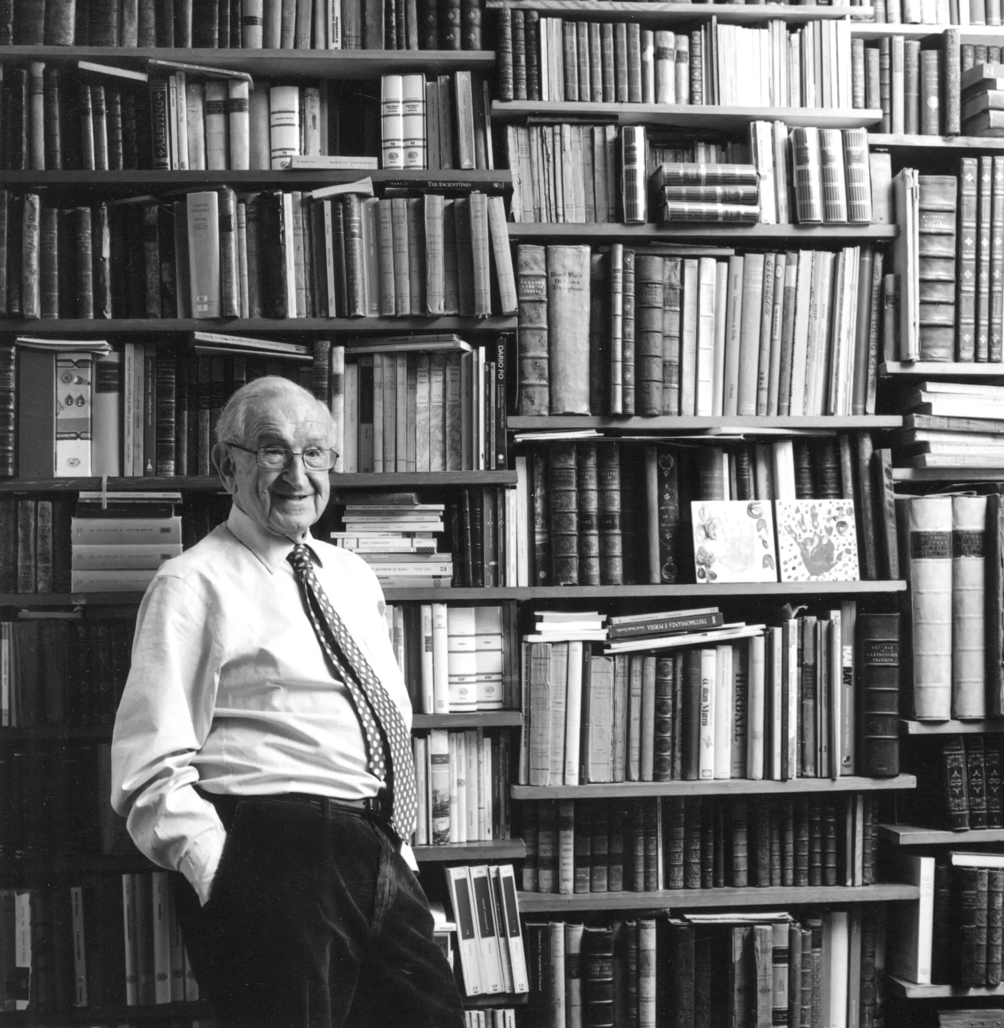 Joseph Rykwert em 2014 em sua casa em Londres. (Crédito da fotografia: Cortesia © Copyright All Rights Reserved/ Managed/ Direitos autorais: Divulgação/ Emily Andersen ®/ REPRODUÇÃO/ TODOS OS DIREITOS RESERVADOS)