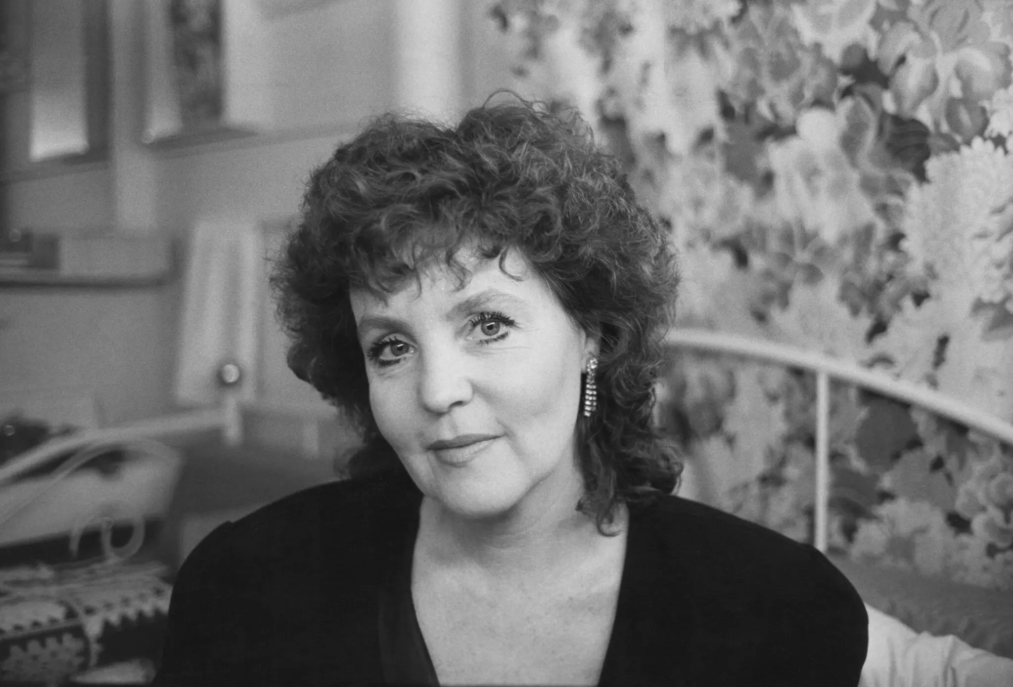 Pauline Collins em 1989. Ela era conhecida por interpretar personagens femininas comuns na televisão e no cinema.Crédito...Ángel Franco/The New York Times