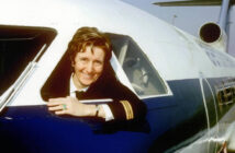 Fiorenza de Bernardi, a primeira piloto feminina comercial da Itália, na cabine de um avião. (Wikimedia Commons)